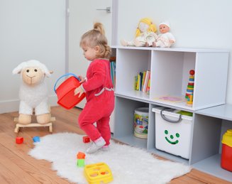 criança brincando em cima de tapete