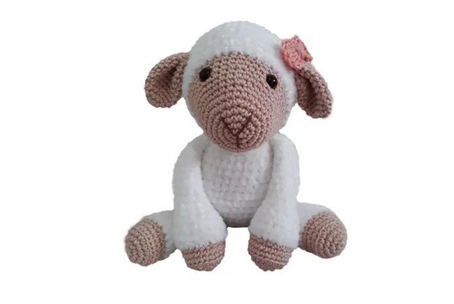 amigurumi branco e marrom em formato de cachorrinho com enchimento de fibra siliconada