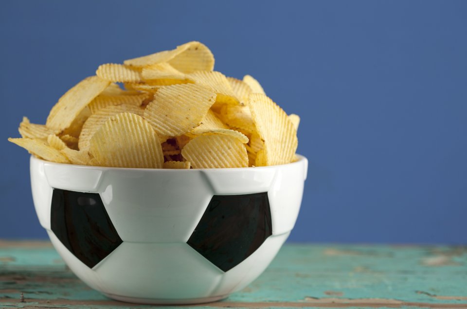 tijela em formato de bola de futebol cheia de batata ruffles