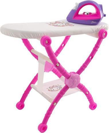 tábua de passar de brinquedo com tema da hello kity e ferro de passar de brinquedo em cima da tábua