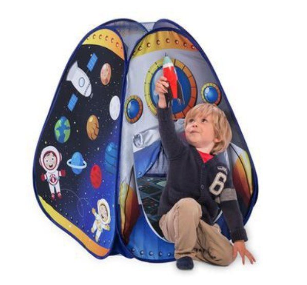 barraca infantil com tema de astronauta