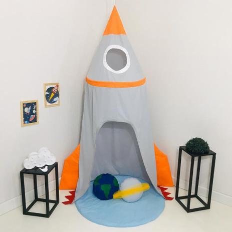 tenda colorida com formato de foguete