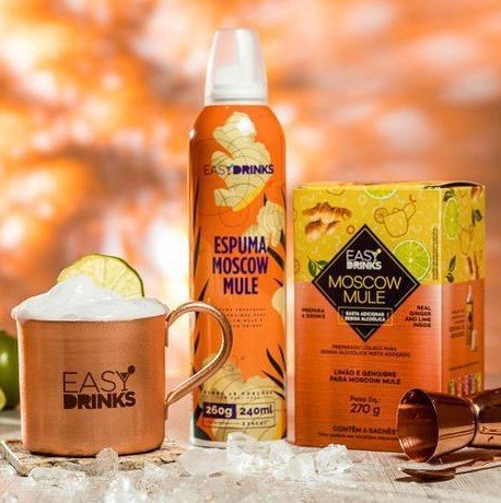 bebida moscow mule preparada ao lado da espuma e caixa de kit