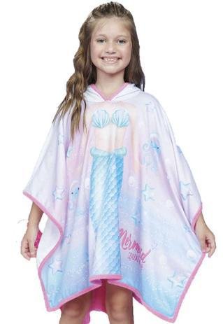 criança vestida com poncho com desenho de sereia