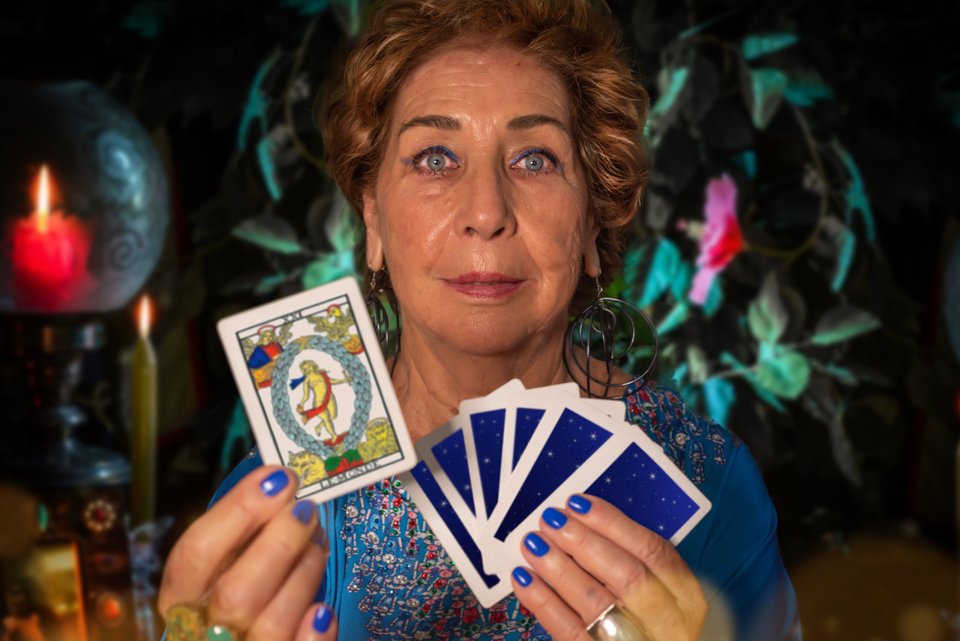 mulher segurando cartas de tarô