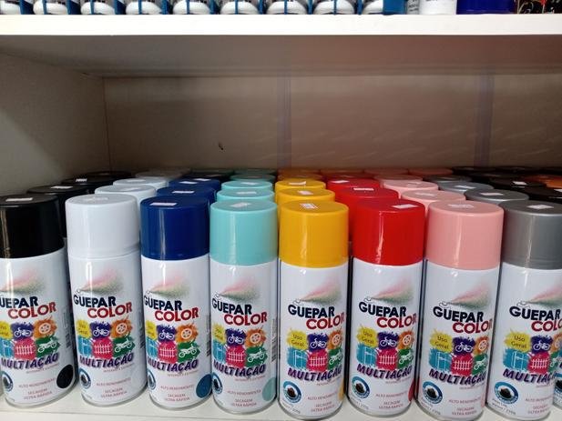 prateleira com várias opções de cores de tinta spray