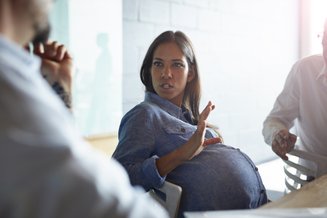mulher grávida usando camisa de manga comprida azul