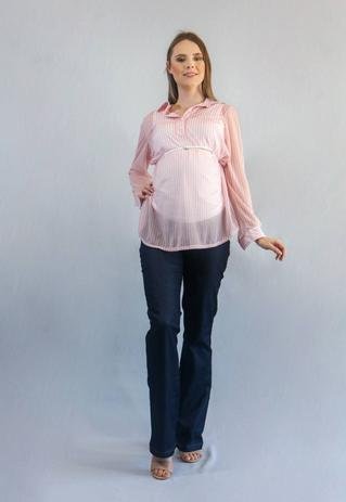 grávida com camisa rosa e calça jeans