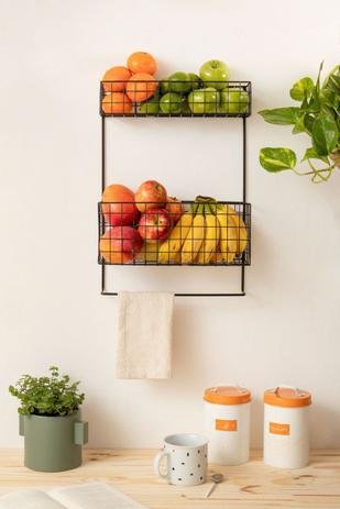 fruteira de parede com dois andares cheia de frutas