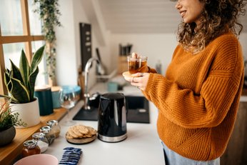 mulher segurando uma xícara de chá