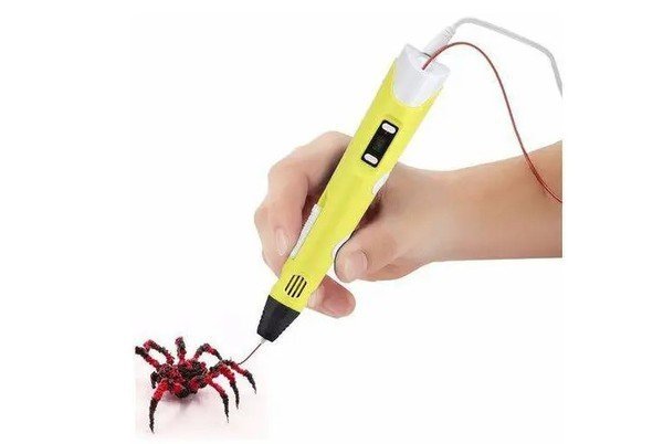 mão segurando caneta 3d desenhando uma aranha