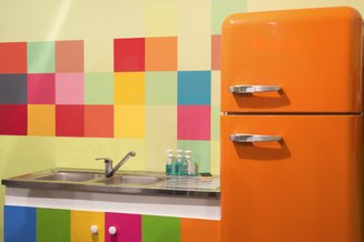 cozinha colorida com geladeira laranja