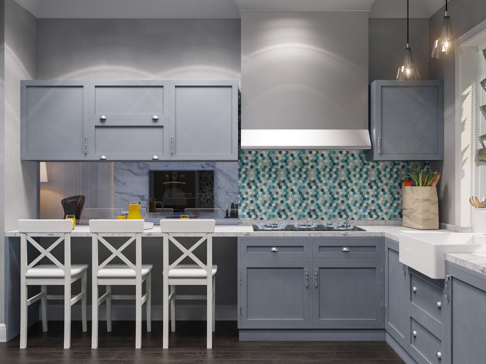 cozinha com armários retrô, cadeiras e adesivo de azulejo nas paredes