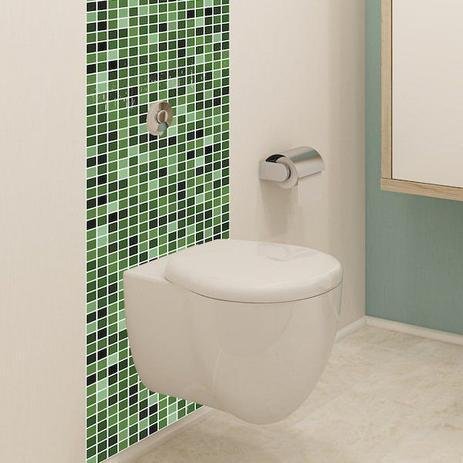 banheiro com uma aprede com adesivo de azulejo verde