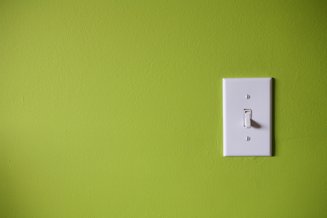 parede verde abacate com interruptor branco