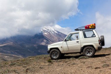 carro esportivo 4x4 em próxima a um penhasco