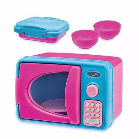 micro-ondas de brinquedo rosa e azul com duas tigelas e uma vasilha com tampa