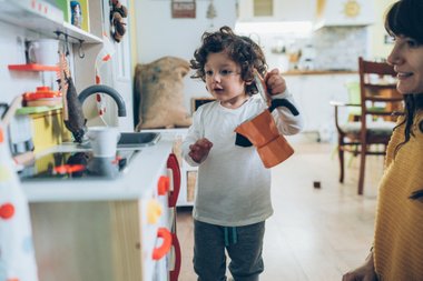 criança brincando numa cozinha infantil