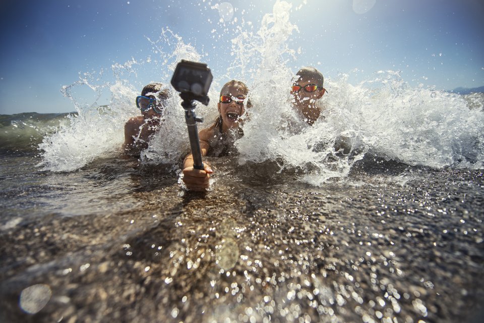 três pessoas na praia usando Bastão flutuante