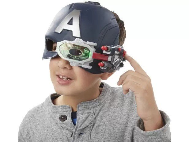 criança com capacete do capitão américa