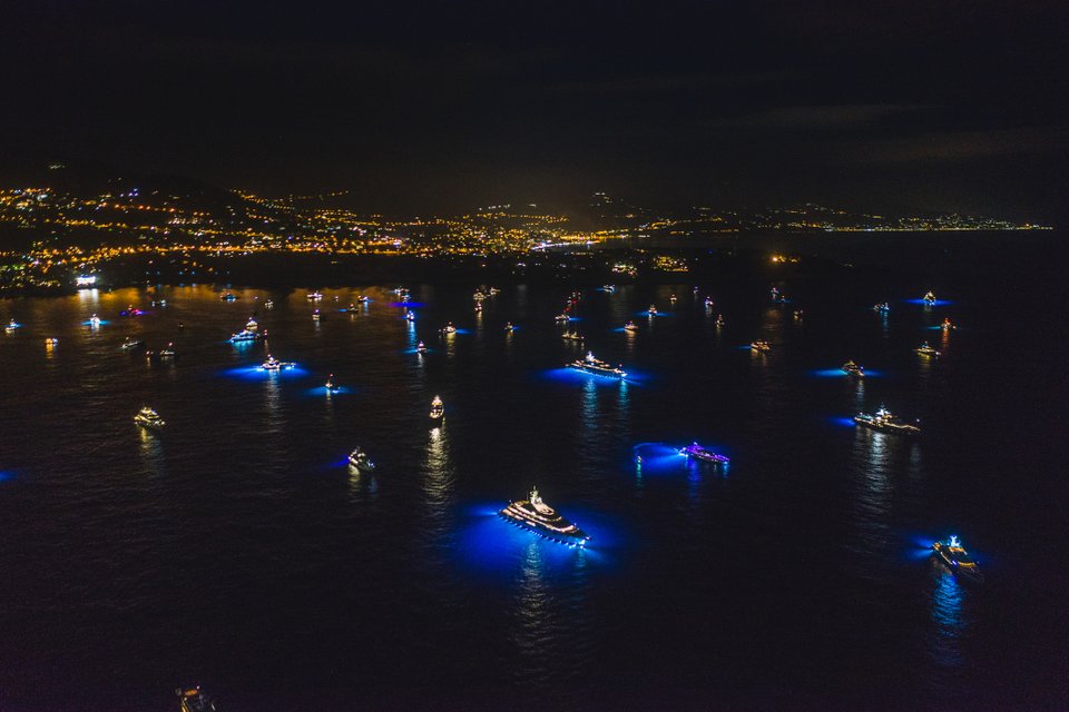 vários barcos com luzes azuis no mar