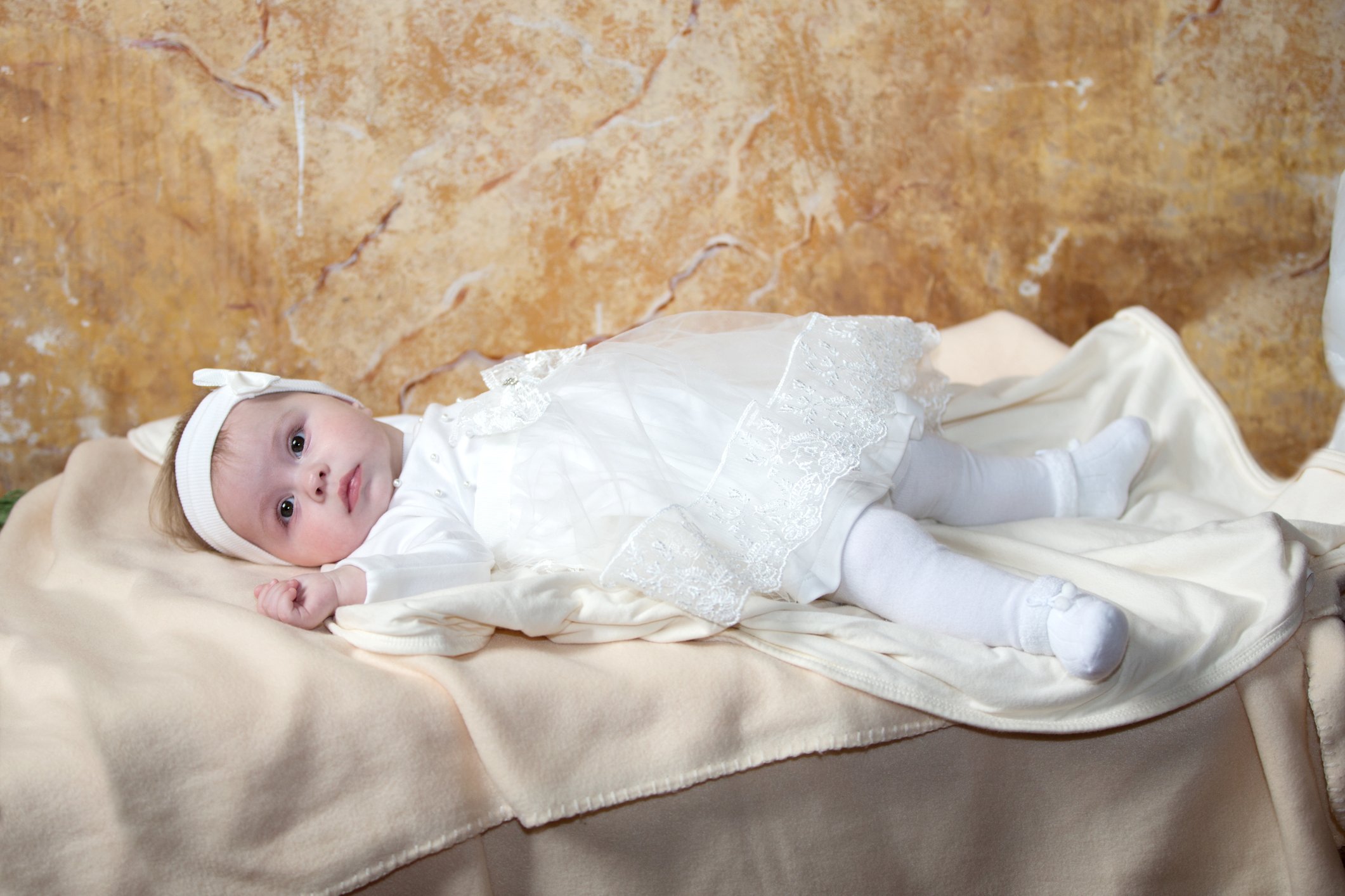 bebê com roupa de batismo