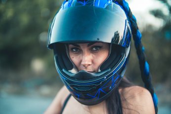 mulher com capacete com trança