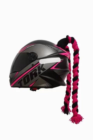 capacete com tranças rosa e preta