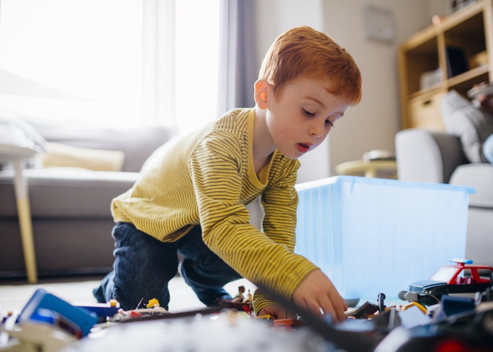 criança brincando com miniaturas