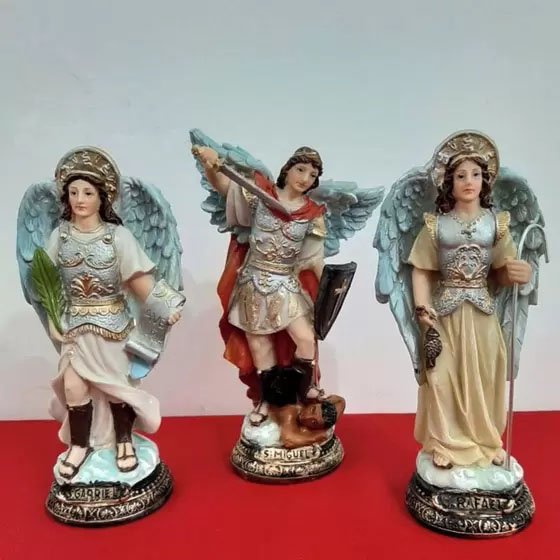 três esculturas dos arcanjos gabriel miguel e rafael