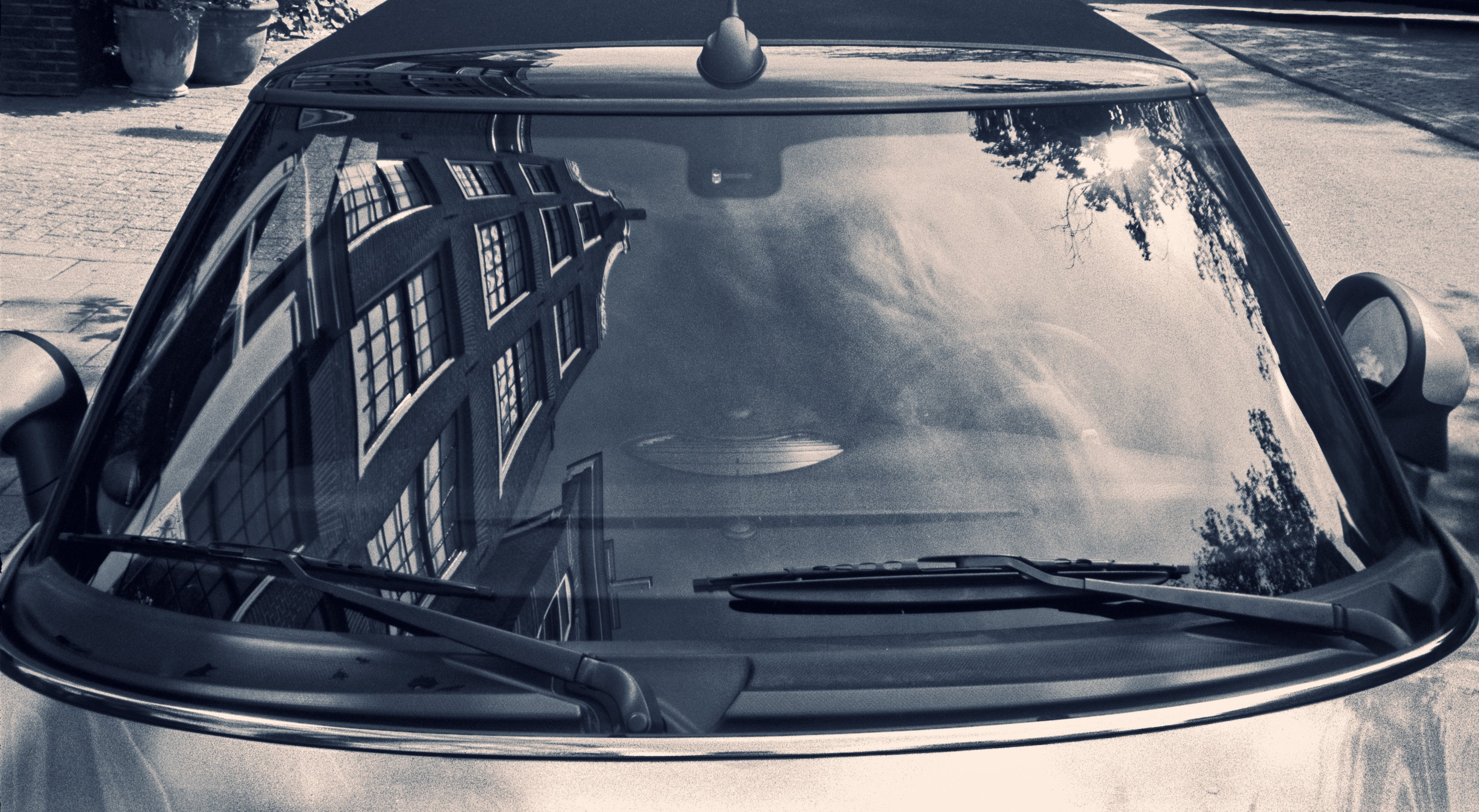 vidro frontal do carro mostrando as borrachas do para-brisa