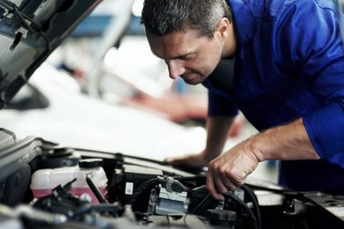 mecânico verificando o carro