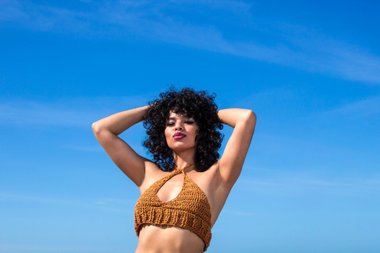 mulher usando biquíni de crochê