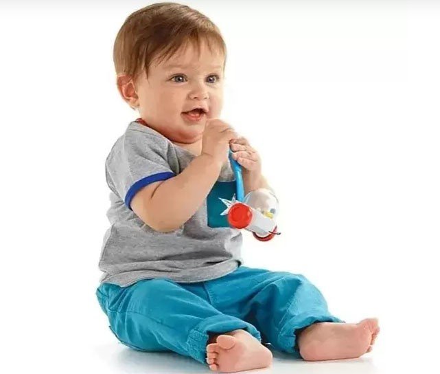 bebê com chocalho mordedor de rodinhas nas mãos