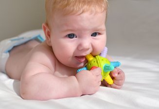 bebê com massageador na boca