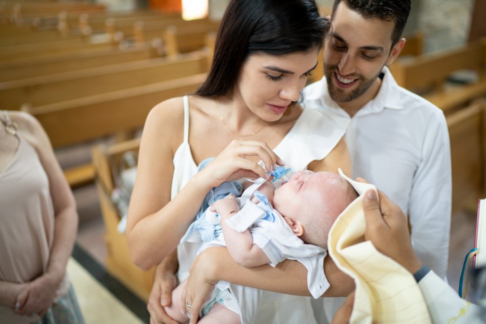 enxugando cabeça de bebê sendo batizado