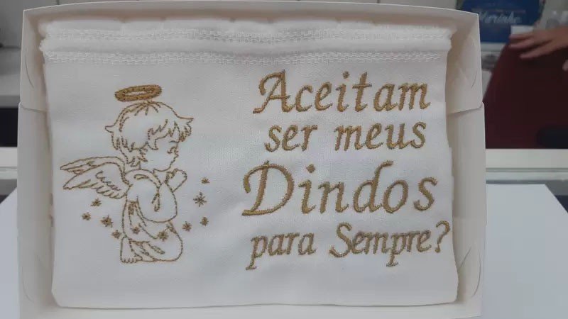 Toalha batismal de desenho animado com significado simbólico e uso no  batismo cristão