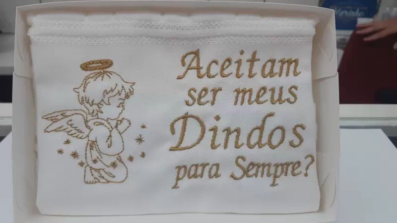 toalha branca com desenho de anjo escrito aceitam ser meus padrinhos pra sempre?