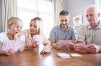 família jogando cartas