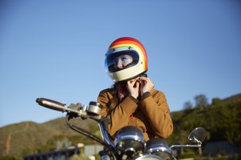 Colocando capacete pra andar na moto