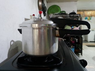 panela de pressão no fogão