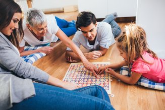 três adultos e uma criança jogando um jogo