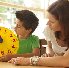 Como ensinar crianças a ver as horas?