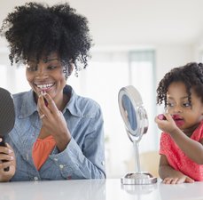 Quais são os cuidados ao fazer uma maquiagem infantil?