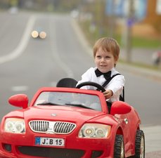 Crianças e o mini veículo motorizado
