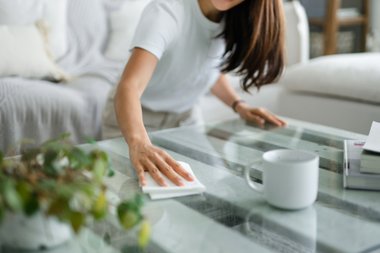 mulher limpando mesa de centro