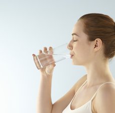 Beba água e brinde à saúde!