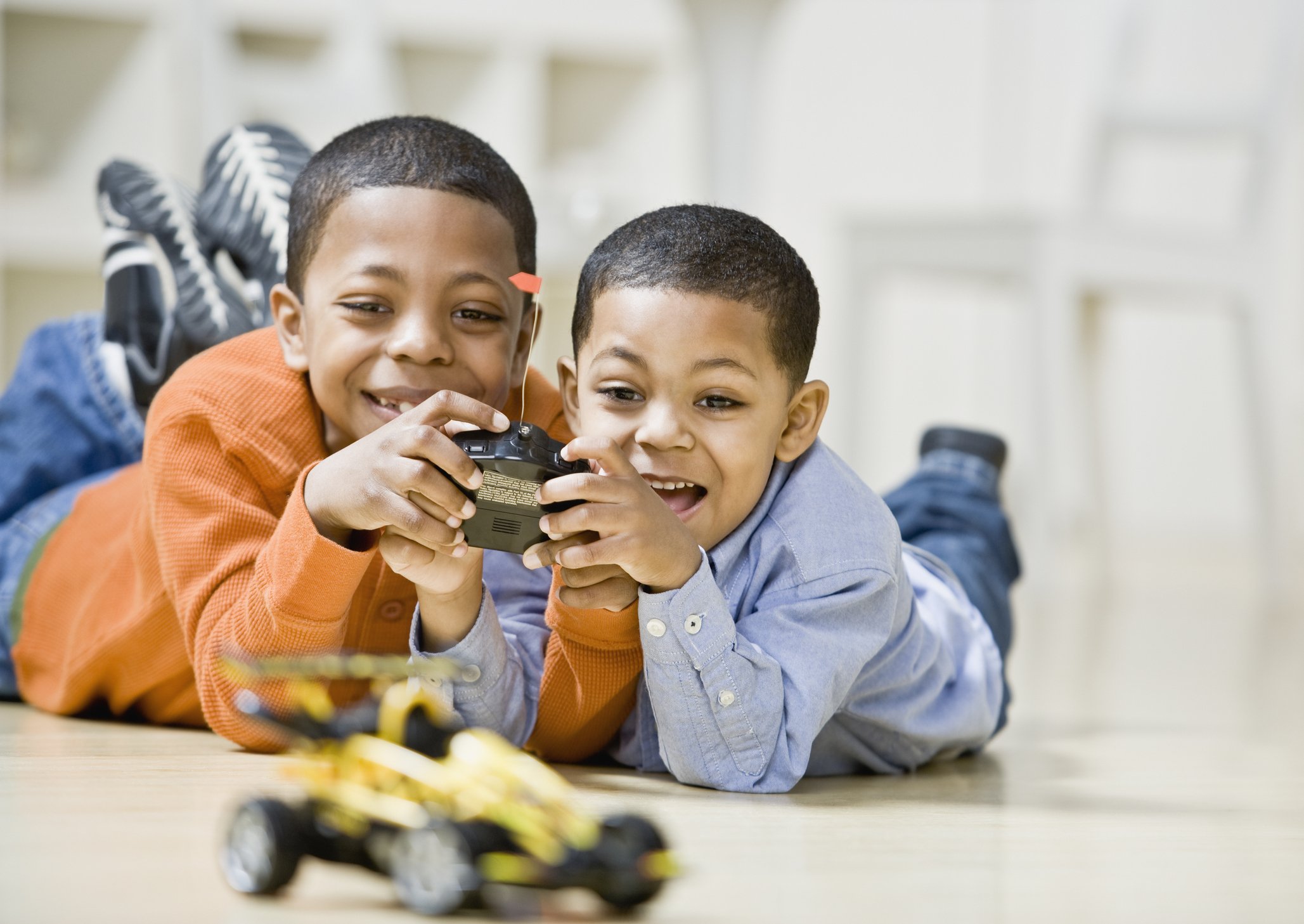 Crianças brincando com carro de controle remoto