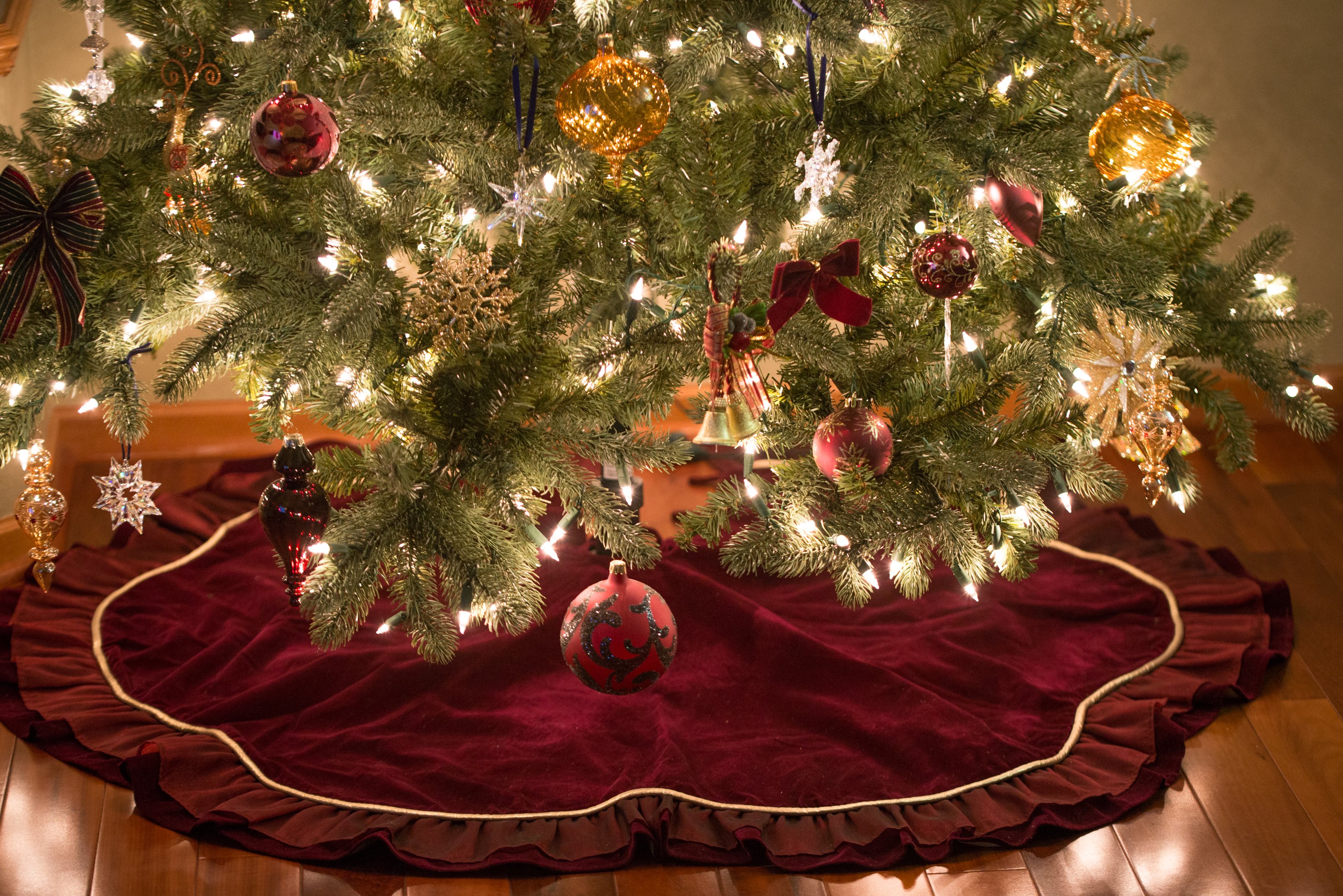 como disfarçar o pé da arvore de natal  Árvores de natal rústicas,  Decoração de arvore de natal, Decorações de natal rústicas
