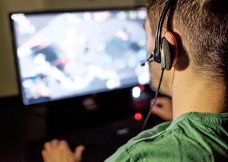homem jogando no pc